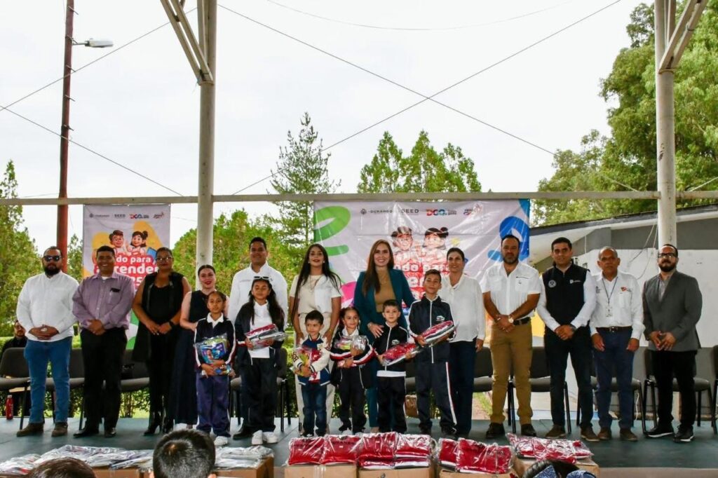 Inicia entrega de uniformes, útiles y libros gratuitos en el noroeste de Durango