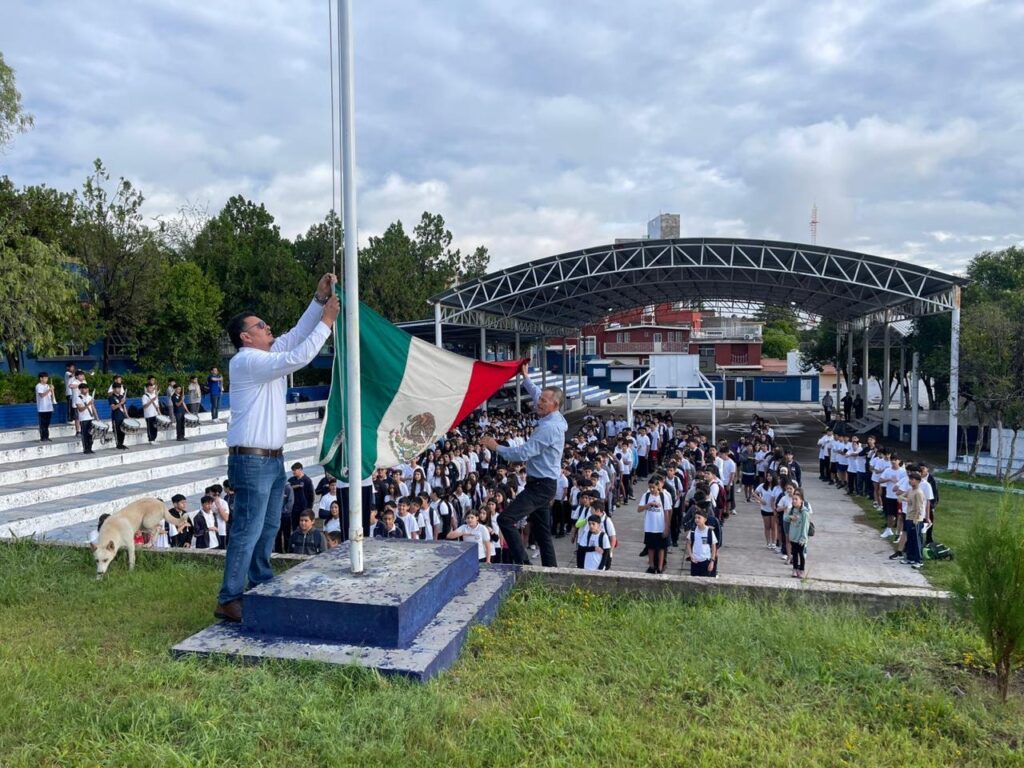 Santiago Papasquiaro conmemora el Día Internacional de la Mujer Indígena con izamiento de bandera