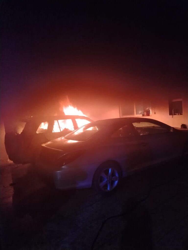 Arde vehículo dentro de la cochera de casa