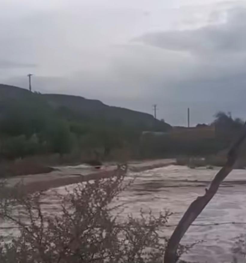 Familia desaparece al ser arrastrada por arroyo en Súchil (video)