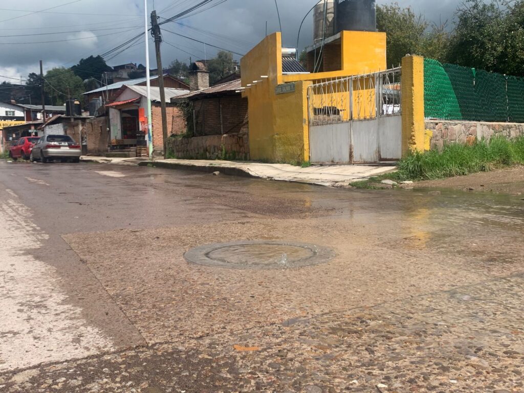 Solicitan atender fugas de agua y drenajes tapados