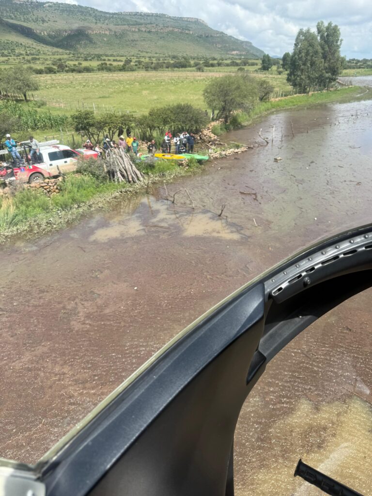 Rescatan sin vida a madre e hija arrastradas por un arroyo (video)