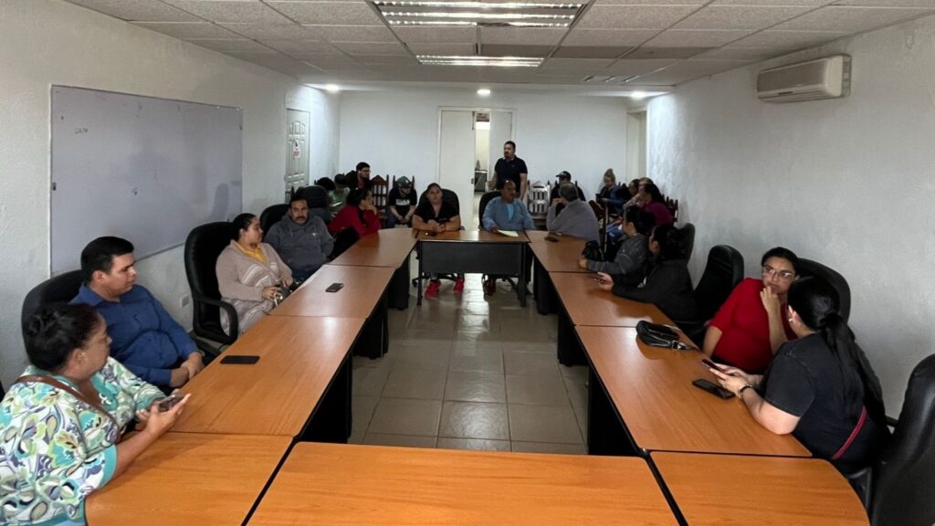 Exempleados toman presidencia municipal de Poanas