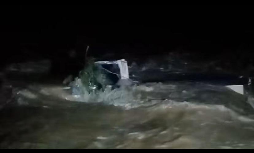 Hallan camioneta que arrastró el arroyo con tres personas