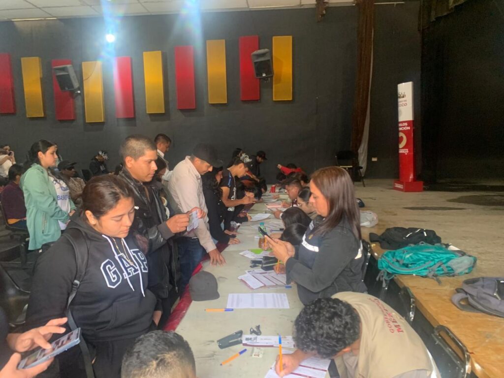 Entregan tarjetas a beneficiarios del programa Jóvenes Construyendo el Futuro