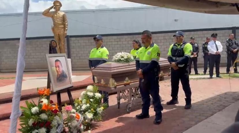 Jefes y compañeros dieron sentida despedida a policía (videos)