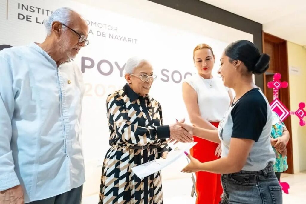 Entrega de escrituras y apoyos sociales a familias nayaritas