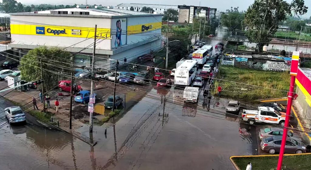 Lluvias intensas generan inundaciones y cierres viales en Tlaquepaque y Tlajomulco