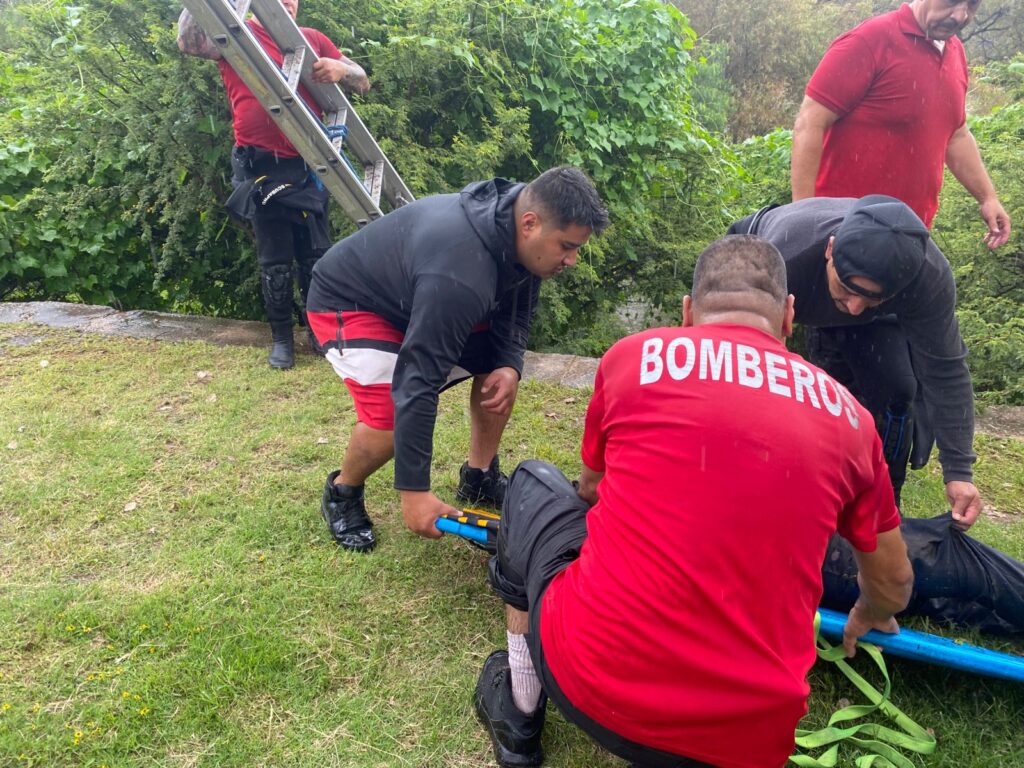 Cruzaba el río y cayó del caballo para perder la vida