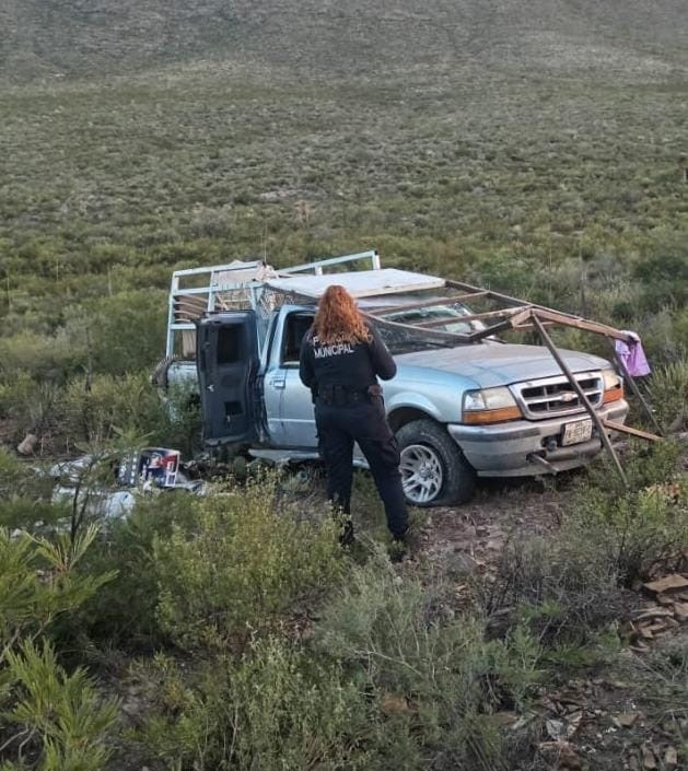 En volcadura perdió la vida un joven y un menor quedó herido