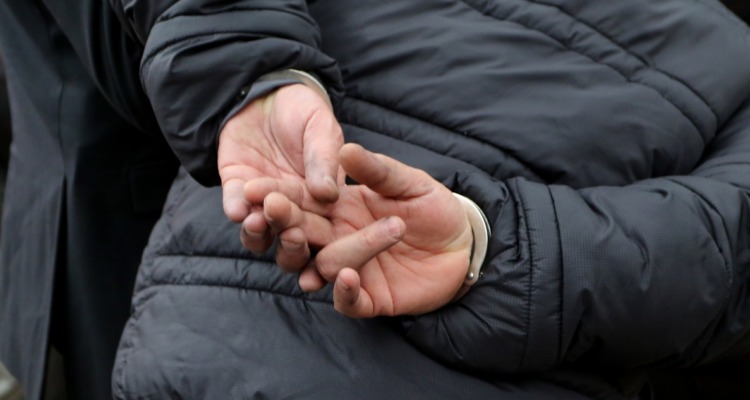 Juez lo condena por agredir a su esposa e hijo