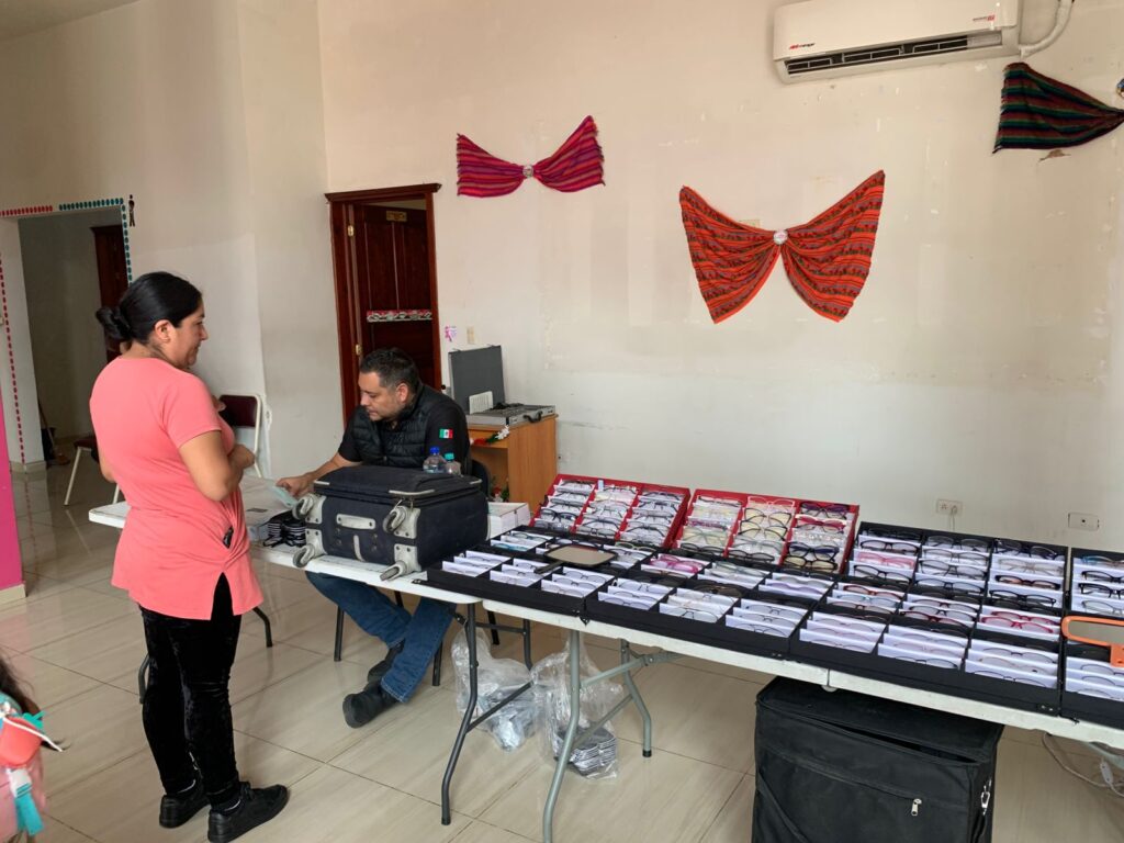 Organizan campañas de lentes en el DIF
