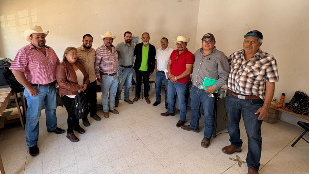 Se reúnen representantes de la Secretaría de Agricultura, Ayuntamiento y Ejido de Poanas