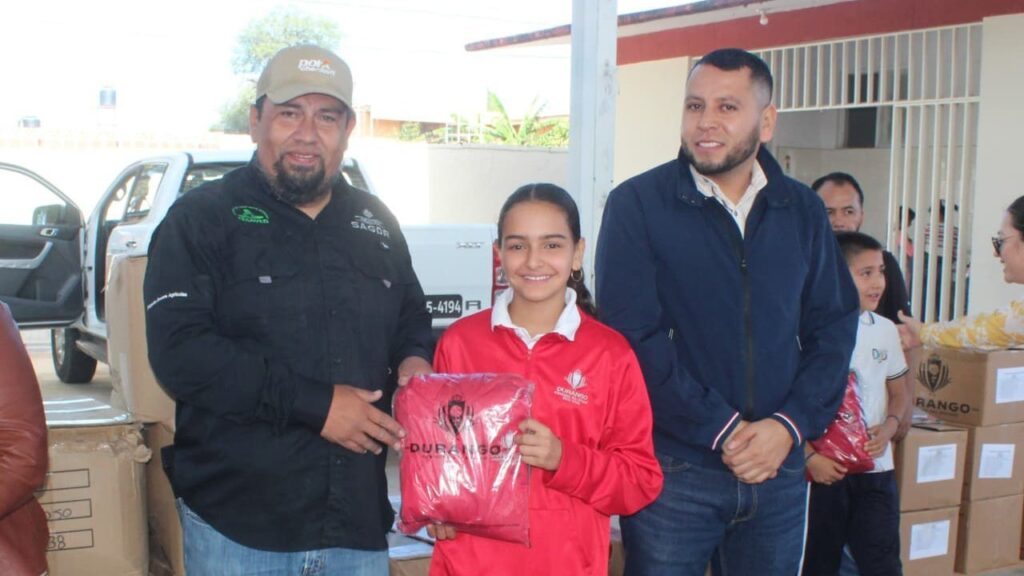 Hacen entrega de útiles escolares y uniformes para estudiantes de Poanas