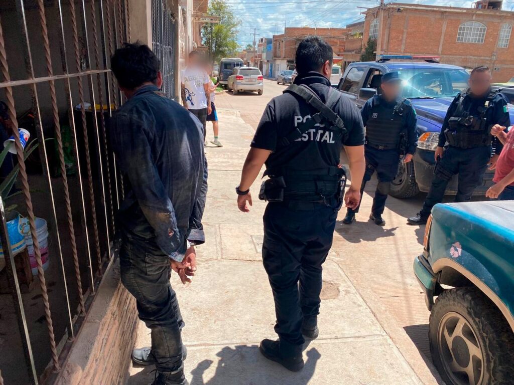 Causó daños a vehículo y lo atraparon estatales