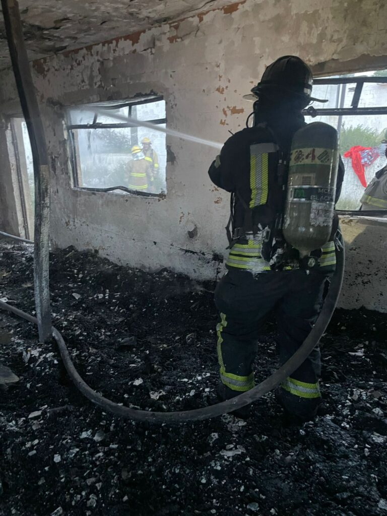 Sofocan incendio en vivienda abandonada frente al rastro municipal