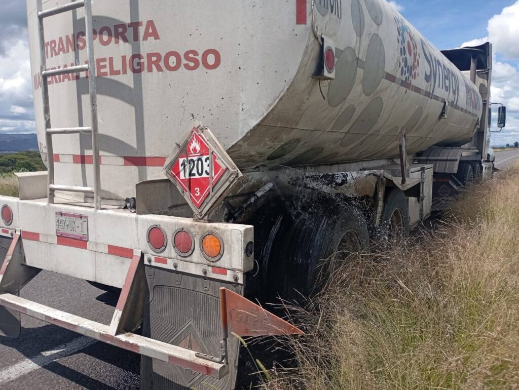 Pipa derrama combustible en la carretera a Parral (video)