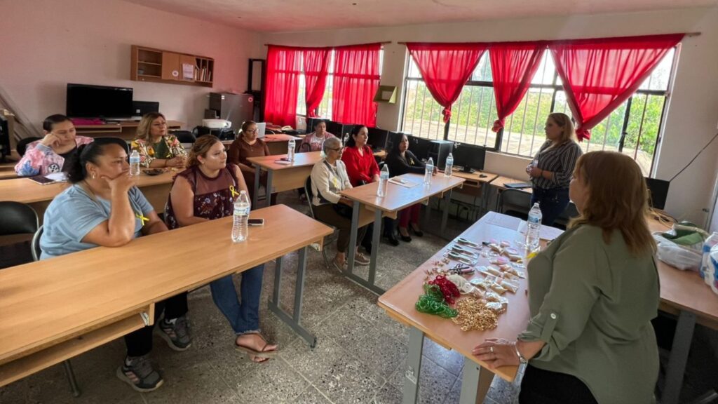 Imparten taller de bisutería mexicana a mujeres de Vicente Guerrero
