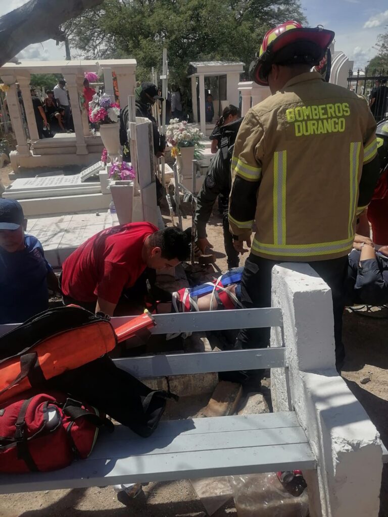 Se abrió la tumba en la que se sentó y cayó al fondo