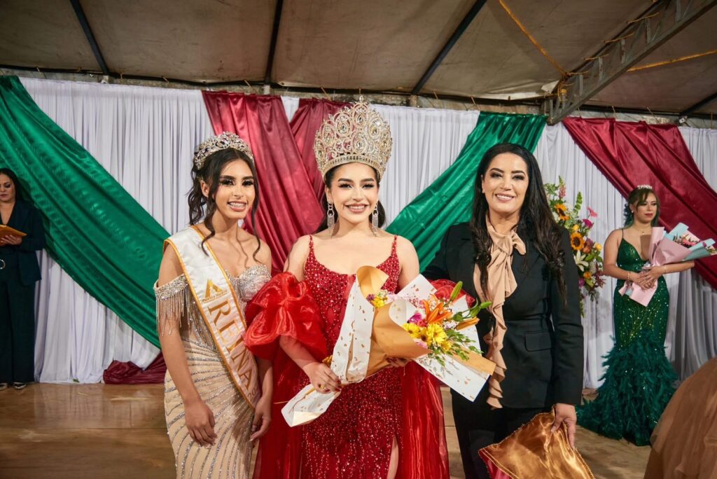 Nicole Villalpando es coronada Reina de las Fiestas Patrias  