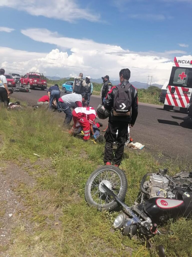 Choque por alcance de motociclistas dejó a uno grave