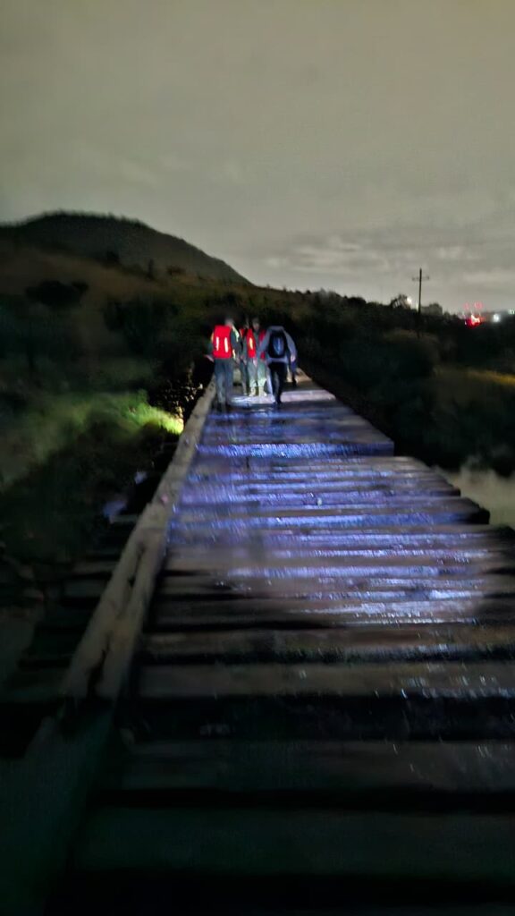 Ante el riesgo que corrían en la presa rescatan a paseantes