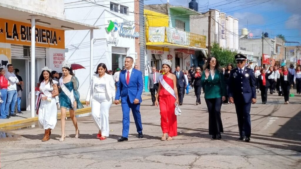 Realizan con éxito Desfile del 215° Aniversario de la Independencia de México
