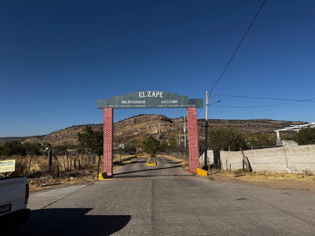 En la cantina del pueblo le disparan a la cabeza