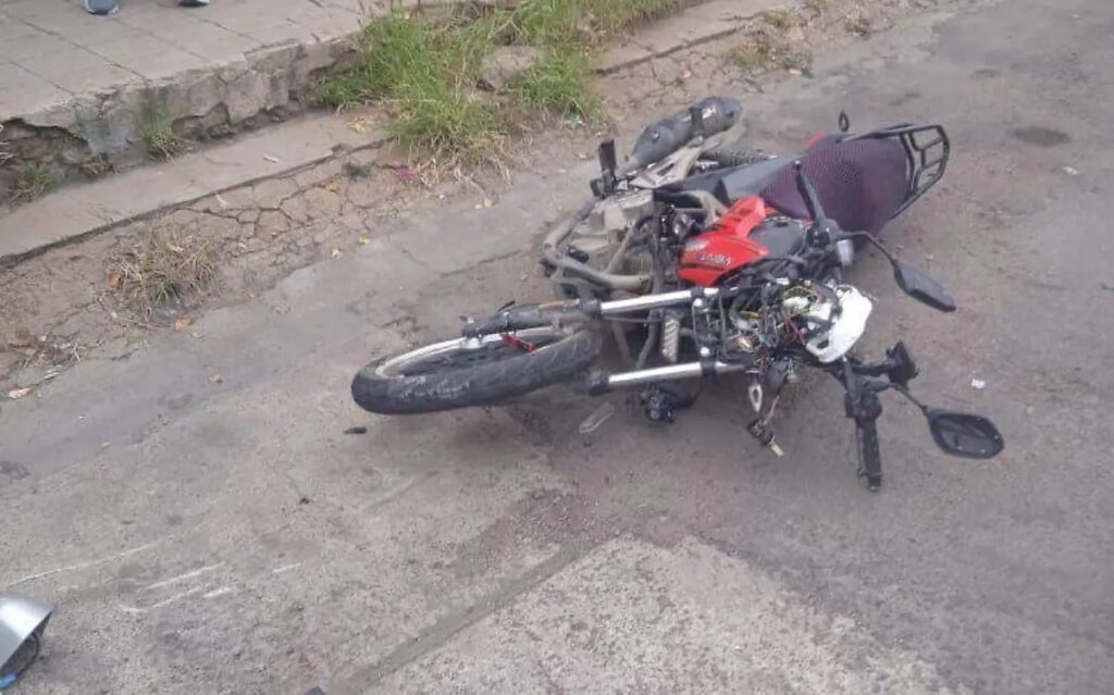 Estudiante se estrelló en su motocicleta contra camioneta