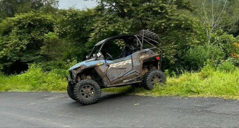 Quedó herido al viajar en Razer y volcar