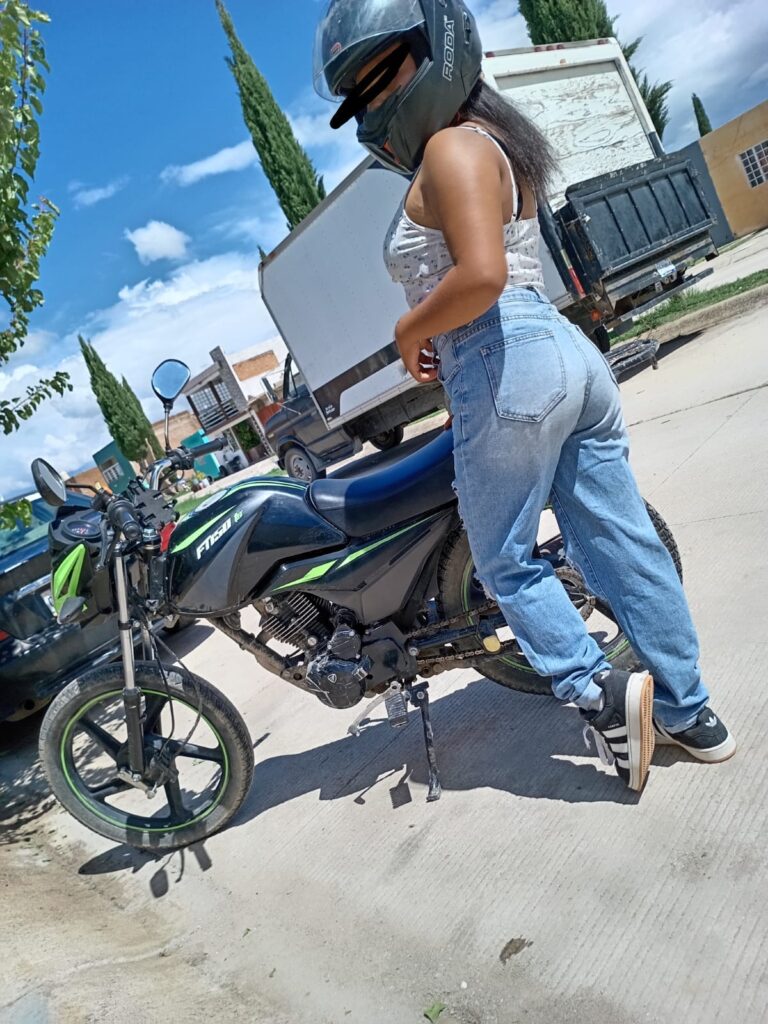 Vecinos roban motocicleta a una comerciante (video)