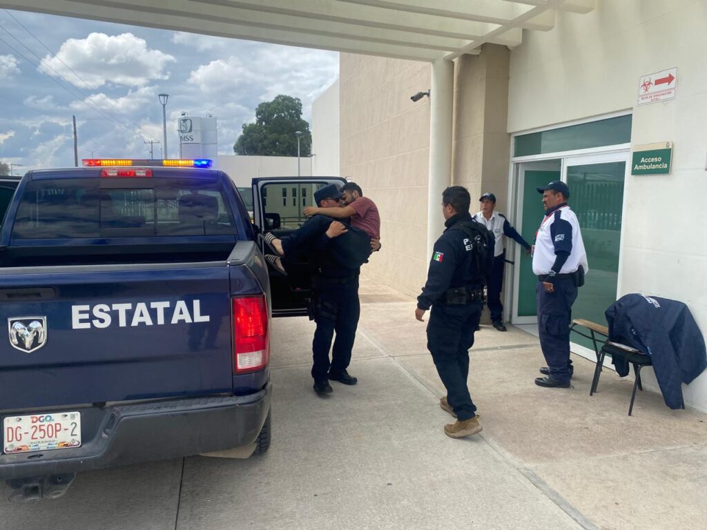 A petición de su esposa estatales lo llevaron al hospital