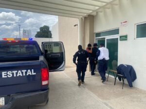 A petición de su esposa estatales lo llevaron al hospital