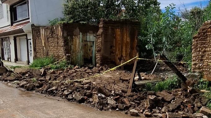 Atienden derrumbe de vivienda abandonada; se vino abajo por lluvias