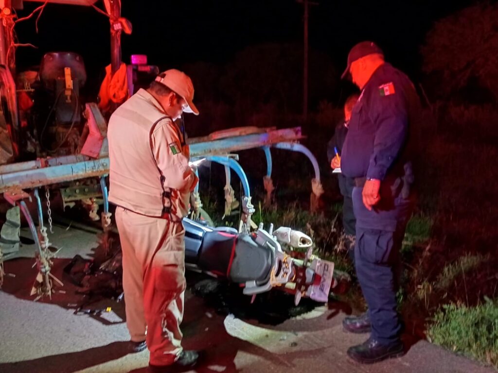 Choca con tractor y pierde la vida joven motociclista