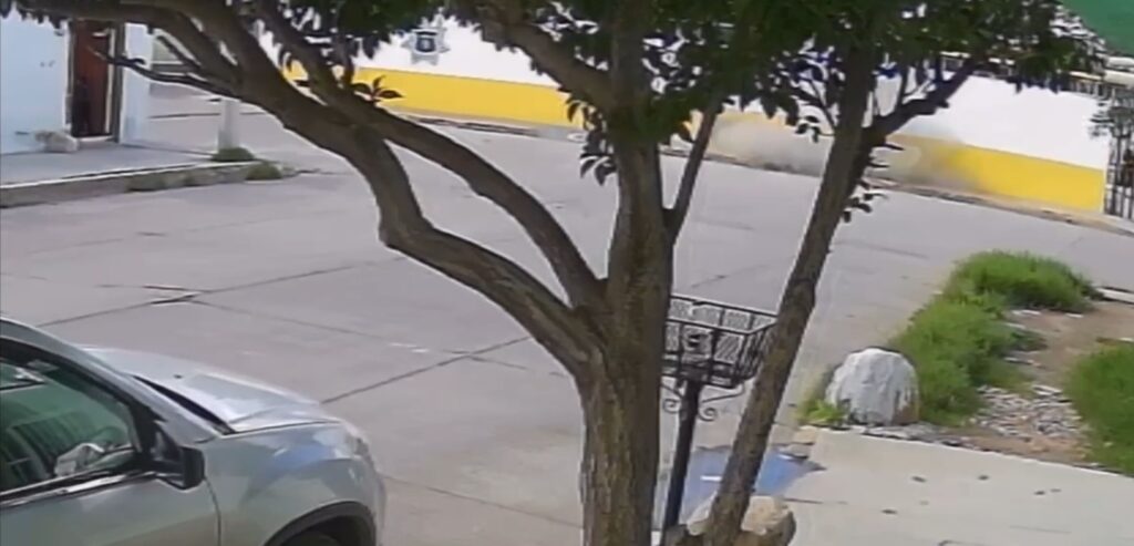 Lanzan artefacto explosivo a delegación de policía (video)