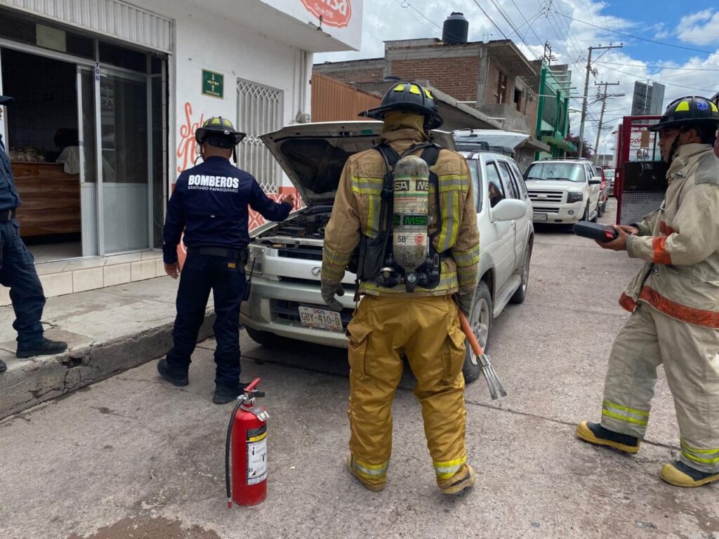Sofocan a tiempo incendio en vehículo en pleno centro de Santiago Papasquiaro