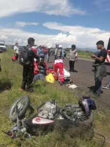 Pierde la vida tras choque por alcance de motocicletas