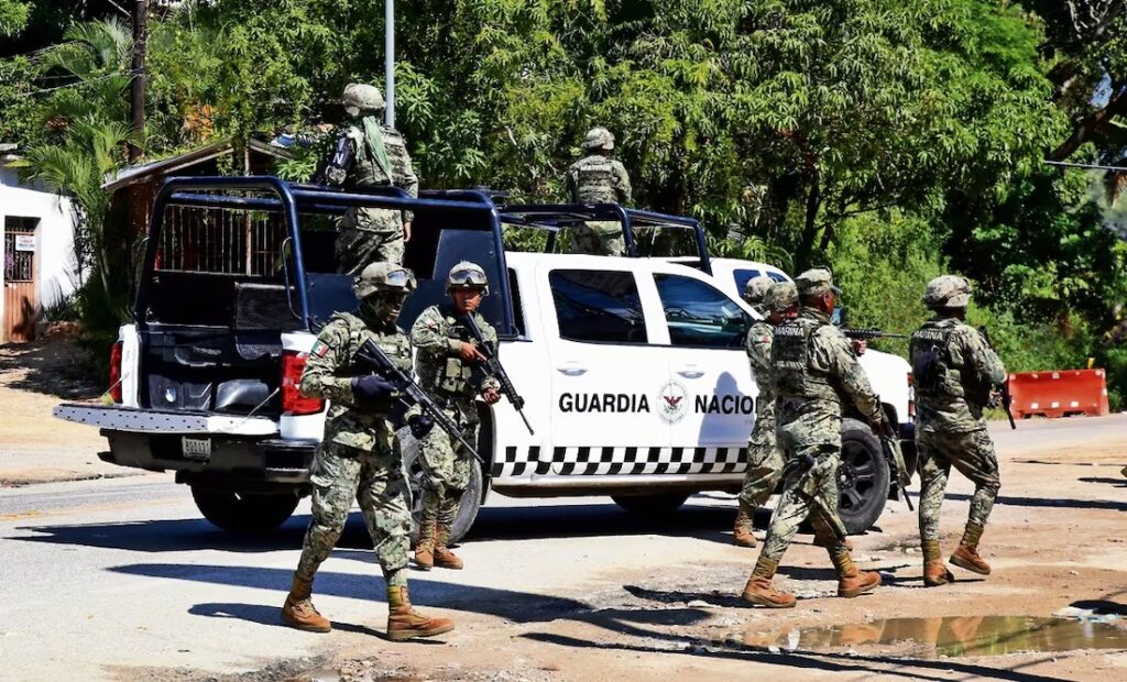 Guardia Nacional detiene a tres con armas y sustancias