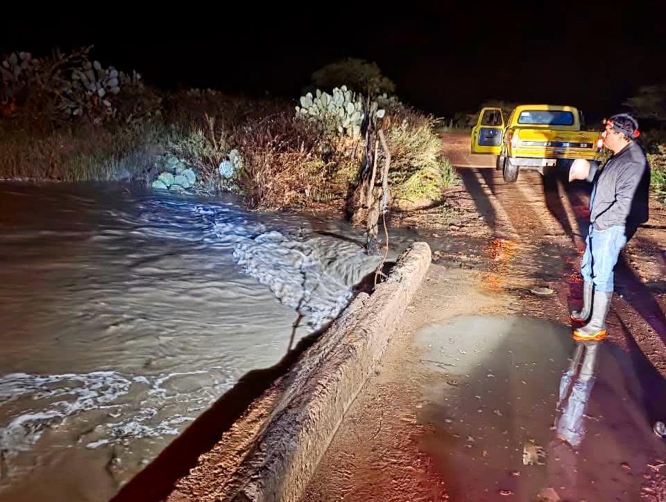 Desbordan arroyos en Santiago, Nuevo Ideal y Tepehuanes; piden extremar precauciones