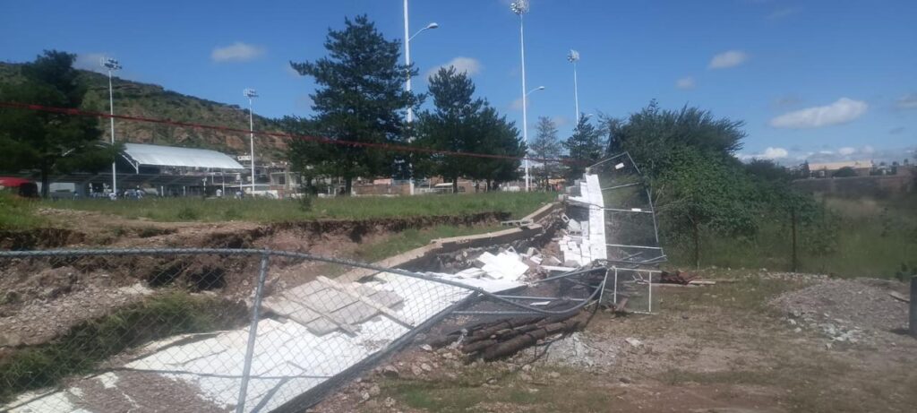 Colapsa barda perimetral en deportivo El Volcán en Santiago por intensas lluvias