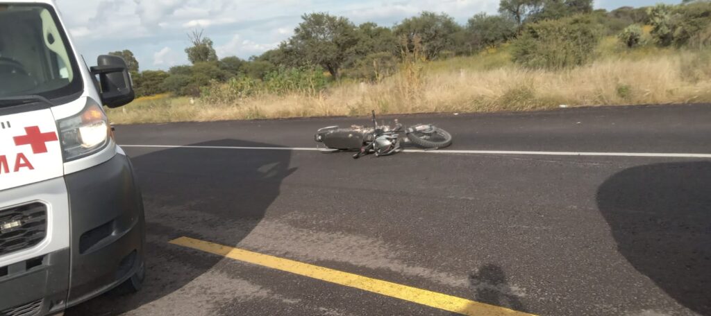 Moto contra camioneta deja a uno sin vida