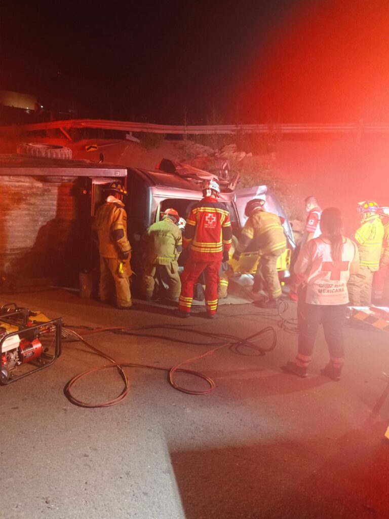 Sobrevive una persona tras volcadura en la madrugada