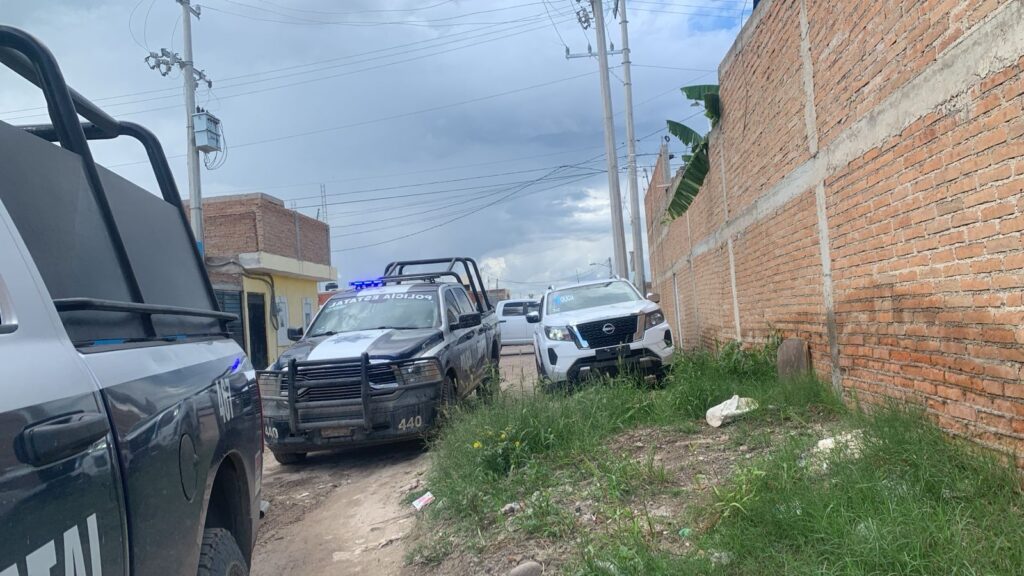 Lo hallan sin vida en un charco de la calle