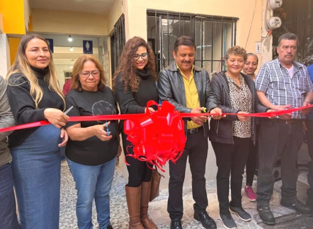 Inauguran baños remodelados y modernos en mercado Benito Juárez