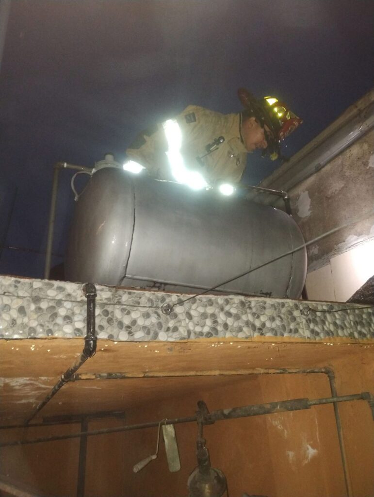 Bomberos controlan fuga de gas en colonia Juárez