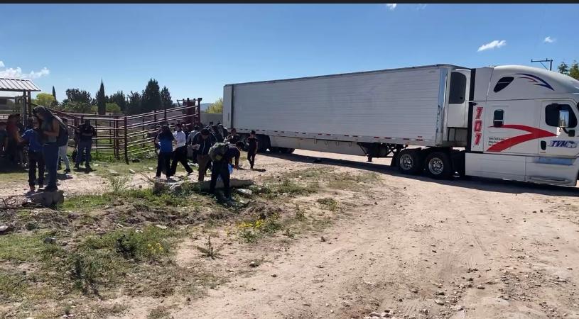Abandonan tráiler con migrantes en semidesierto de Durango