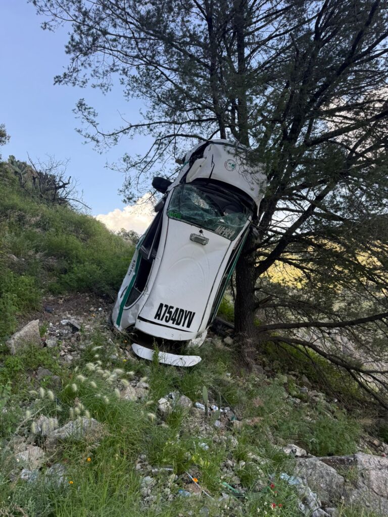 Cayó taxi a voladero del Río Chico (video)