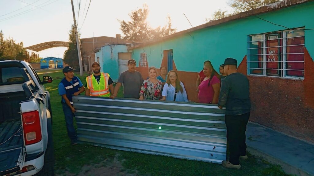 Entrega apoyo en Santa Cruz de Guadalupe; buscando mejorar condiciones de una vivienda