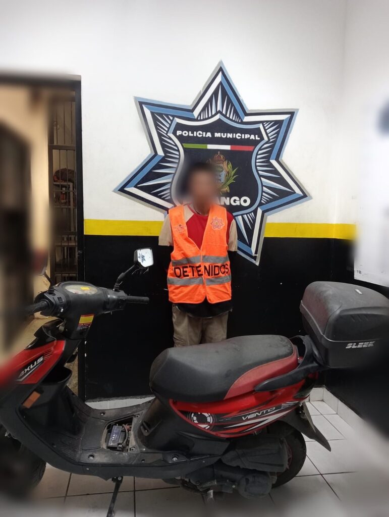 Policías lo sorprenden en motocicleta robada